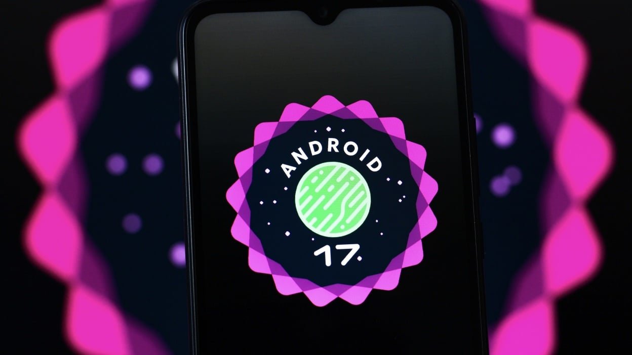 Google Pixel phone with Android 17 update and floating app bubbles
